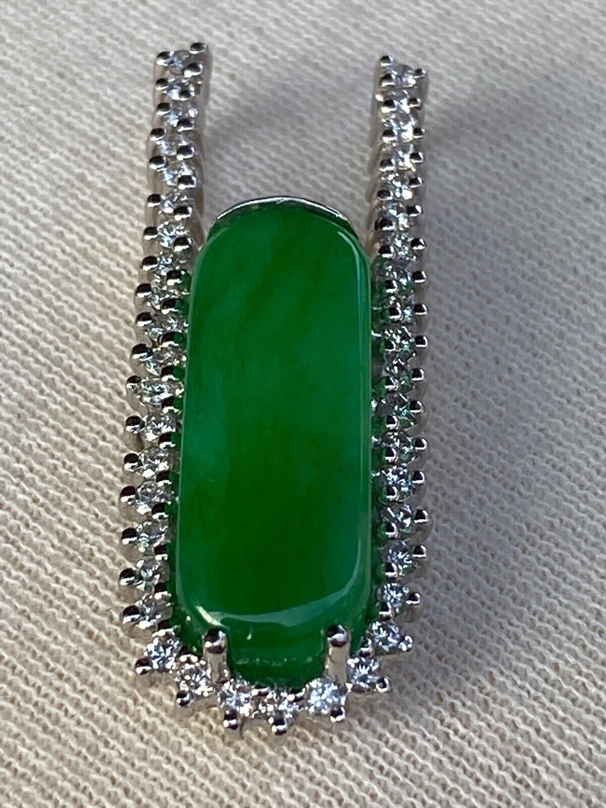 Vintage 18K White Gold Apple Green Jade with 43 Diamonds Pendant 7.2 Grams