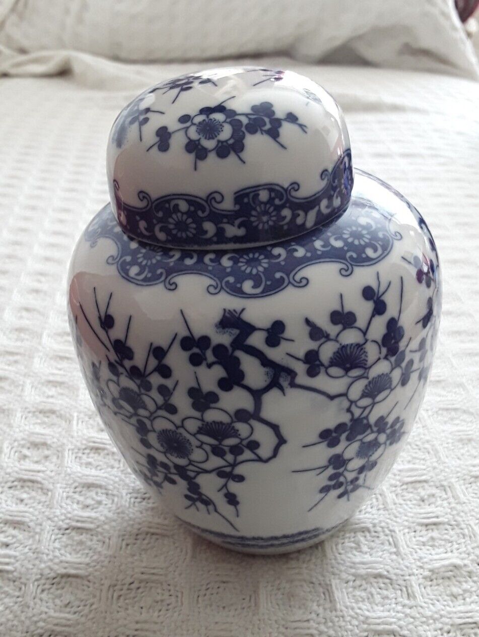 "CHINESE BLUE/WHITE GINGER JAR/URN, WITH LID,height  5 inch