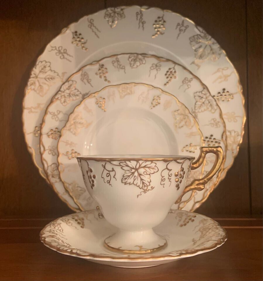 Good Condition Royal Crown Derby Vine Gold 20th Century(England) China DiningSet
