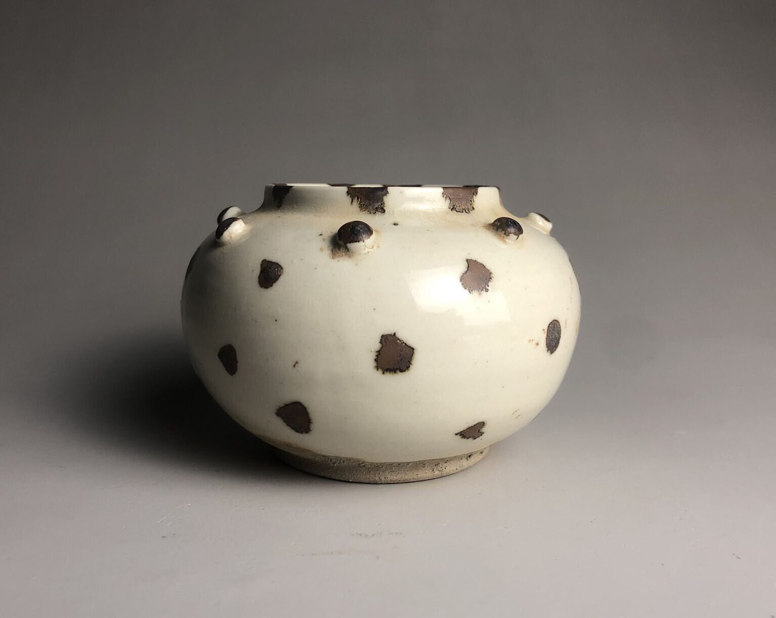 A fina Chinese porcelain Xing kiln white glaze brown speckle pot