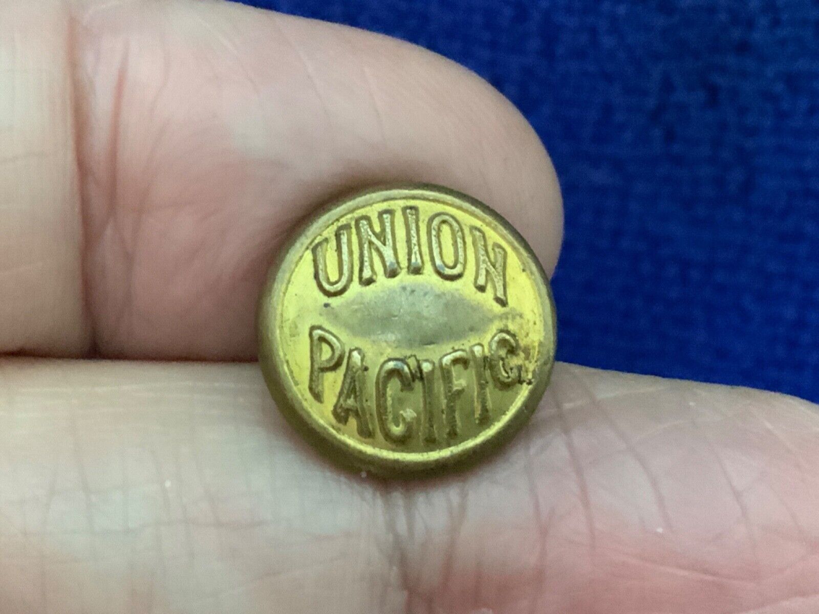 UP ~ UNION PACIFIC RAILROAD 15mm GILT CONDUCTOR CUFF BUTTON WBC 1899 AmRySupply