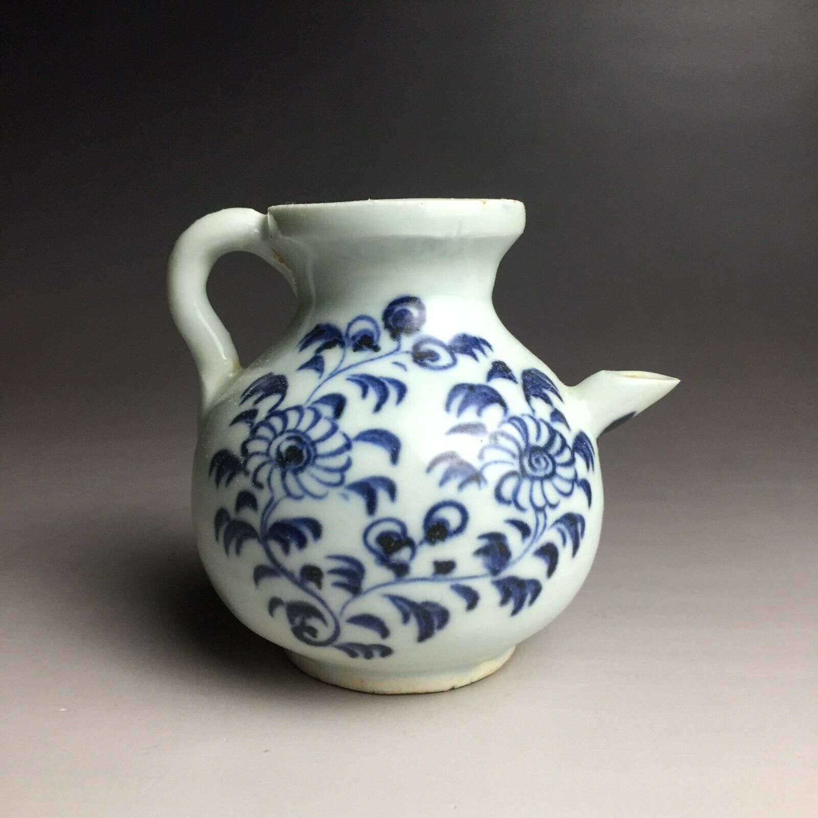Rare Chinese porcelain blue & white glaze flower design pot