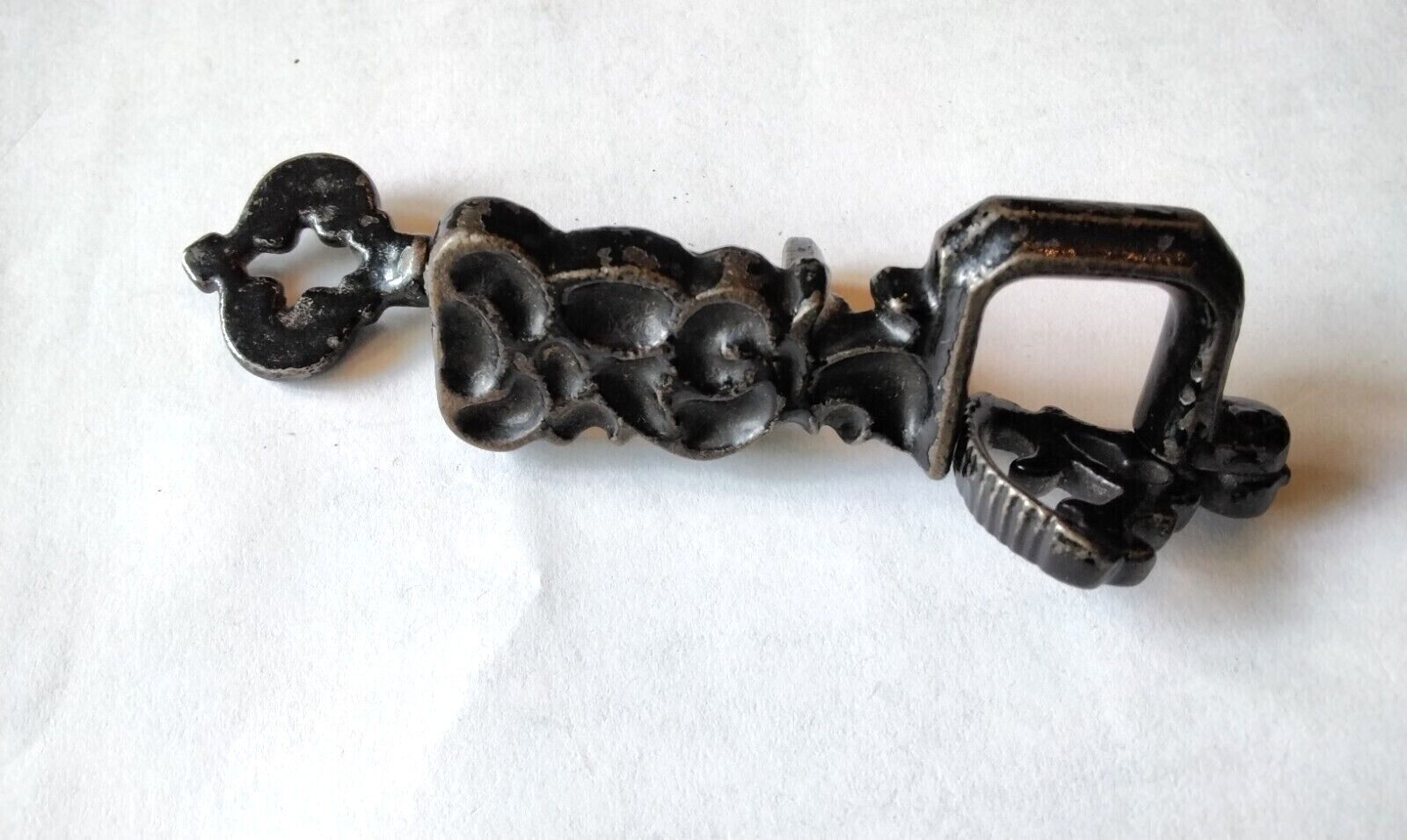 ANTIQUE CIRCA LATE 1800's,ORNATE VICTORIAN CAST IRON SEWING/QUILTING CLAMP