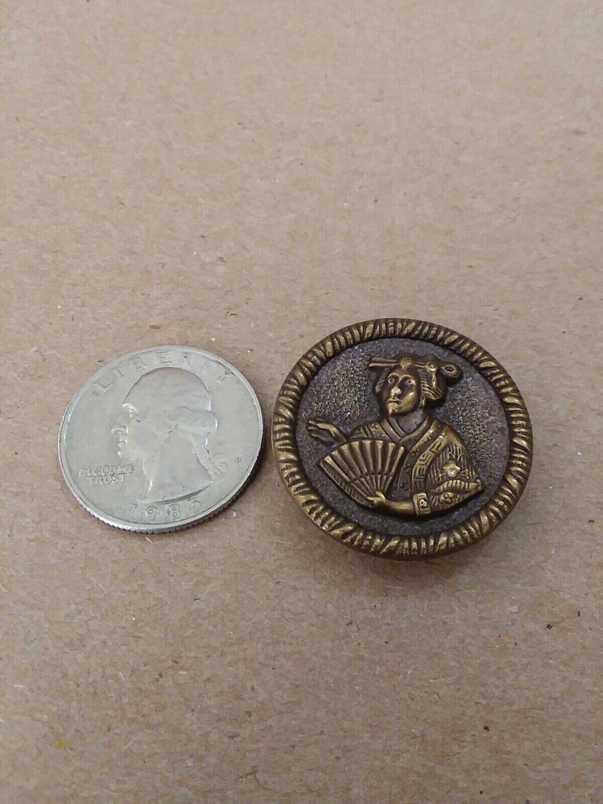 ANTIQUE VICTORIAN BUTTON ( EUROPEAN WOMAN WITH HER FAN).