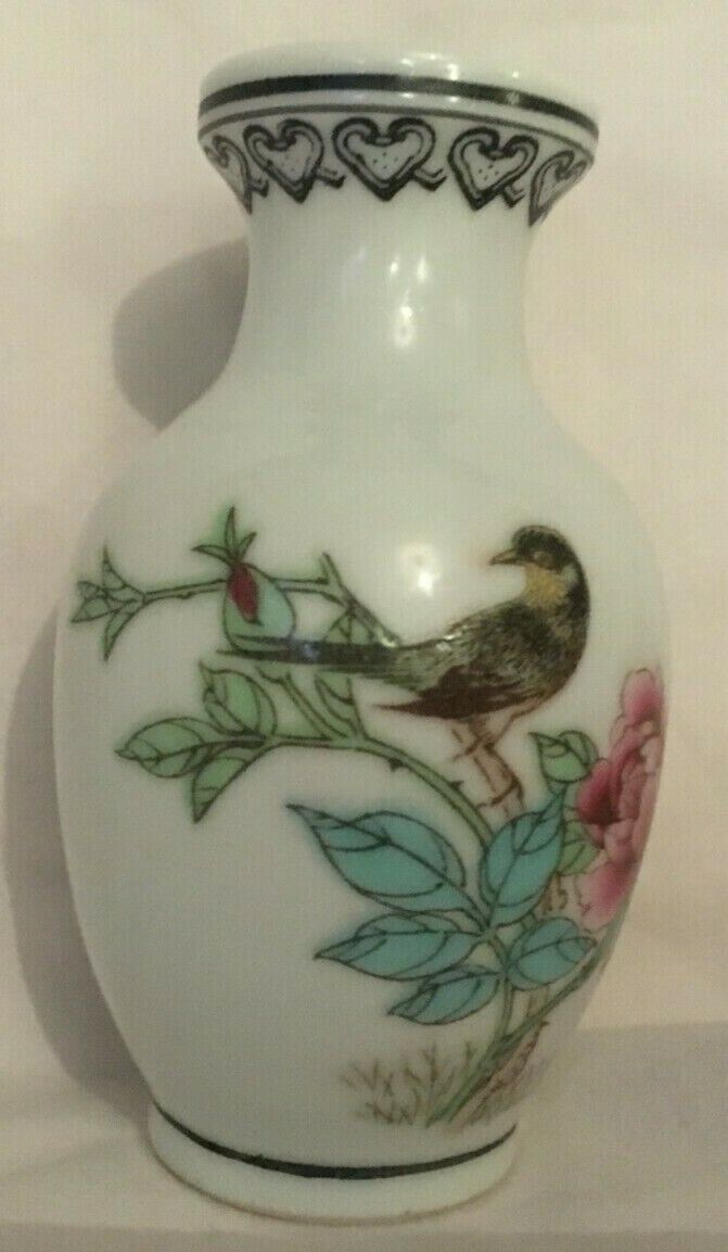 Wonderful Chinese Republic Bud Vase with Lovely Hand Painted Artwork