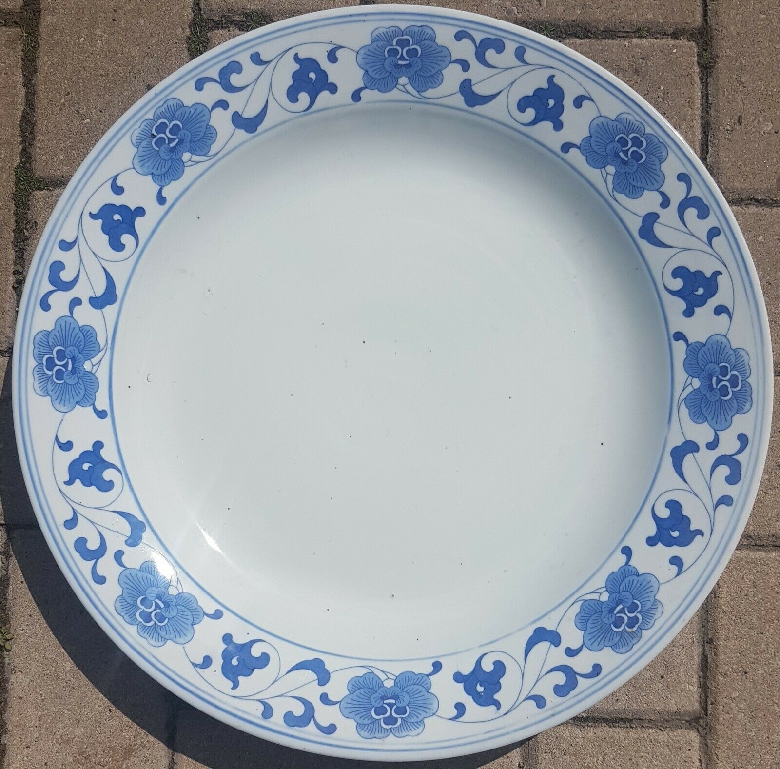 LARGE 15" ANTIQUE CHINESE BLUE & WHITE CHARGER.