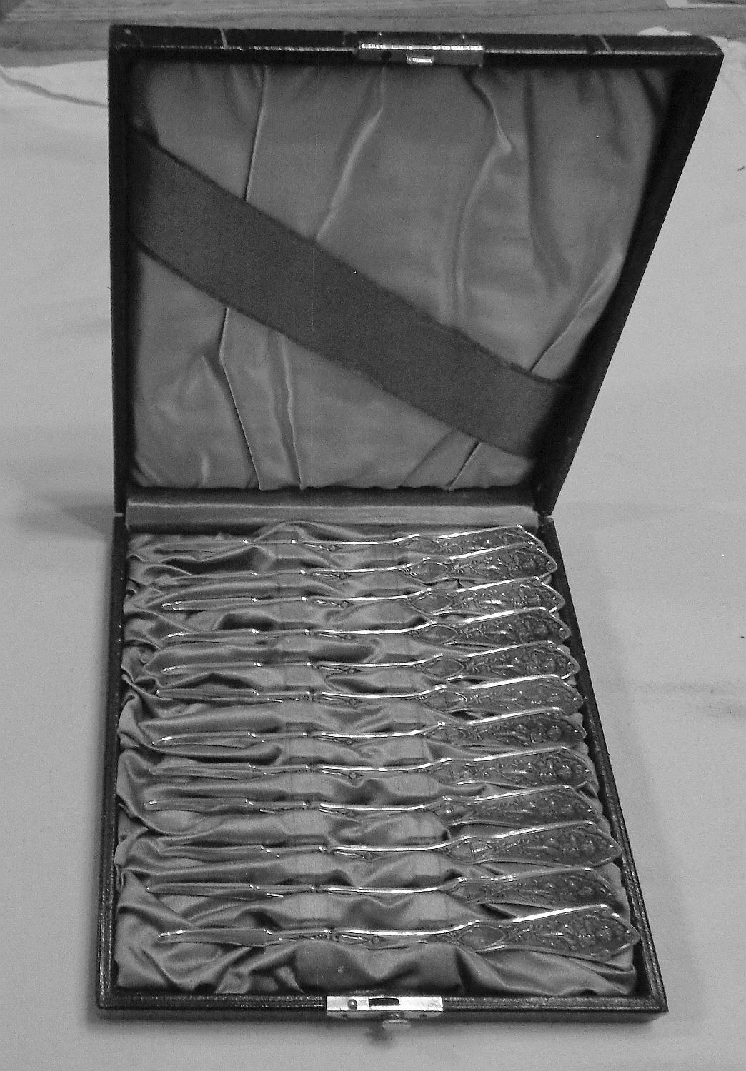 Reed & Barton PEARL 1898 12 figural Aesthetic nutpicks in original case