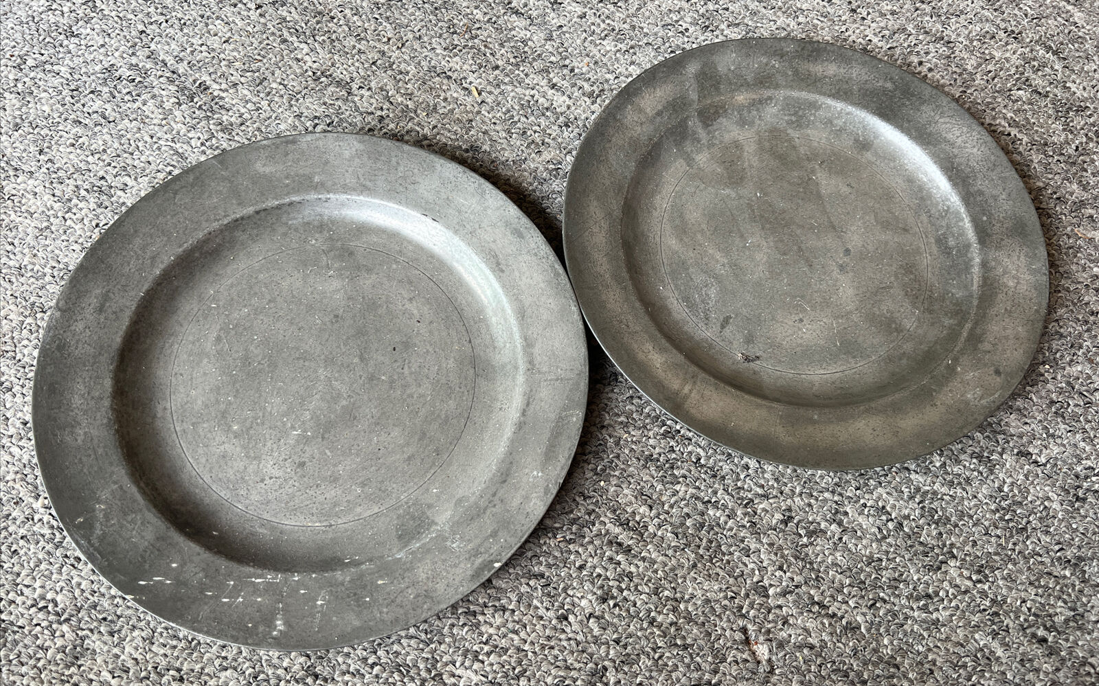 Antique Valuations: Pair Of Antique GEORGIAN ERA PEWTER 23cm Stamped CHARGER PLATE PLATTER