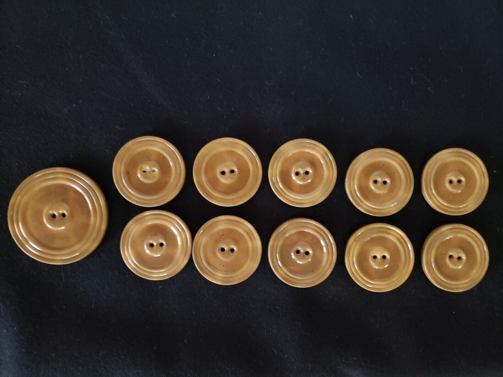 Antique Valuations: Antique Tan/Carmel colored Bakelite Plastic Buttons (Set of 11)