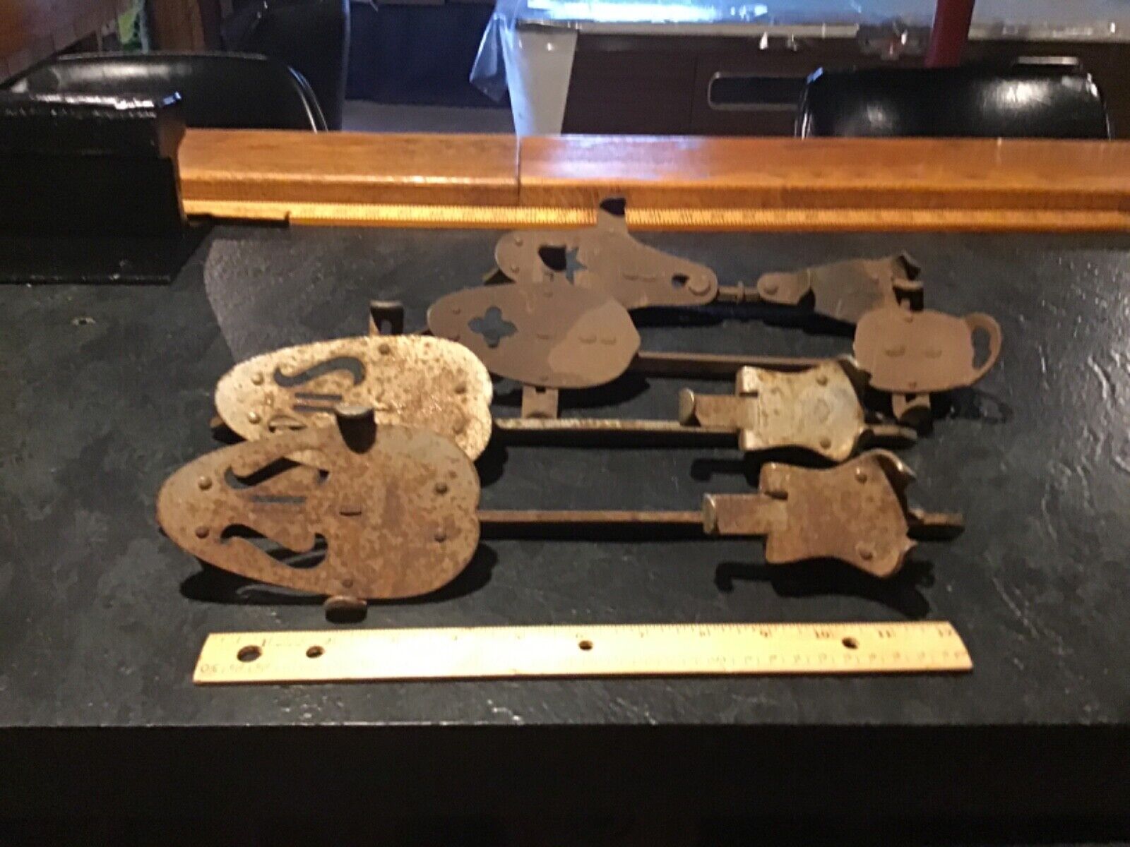 Antique Valuations: Pair Primitive Old ice skates with two single skates very old sold as one lot