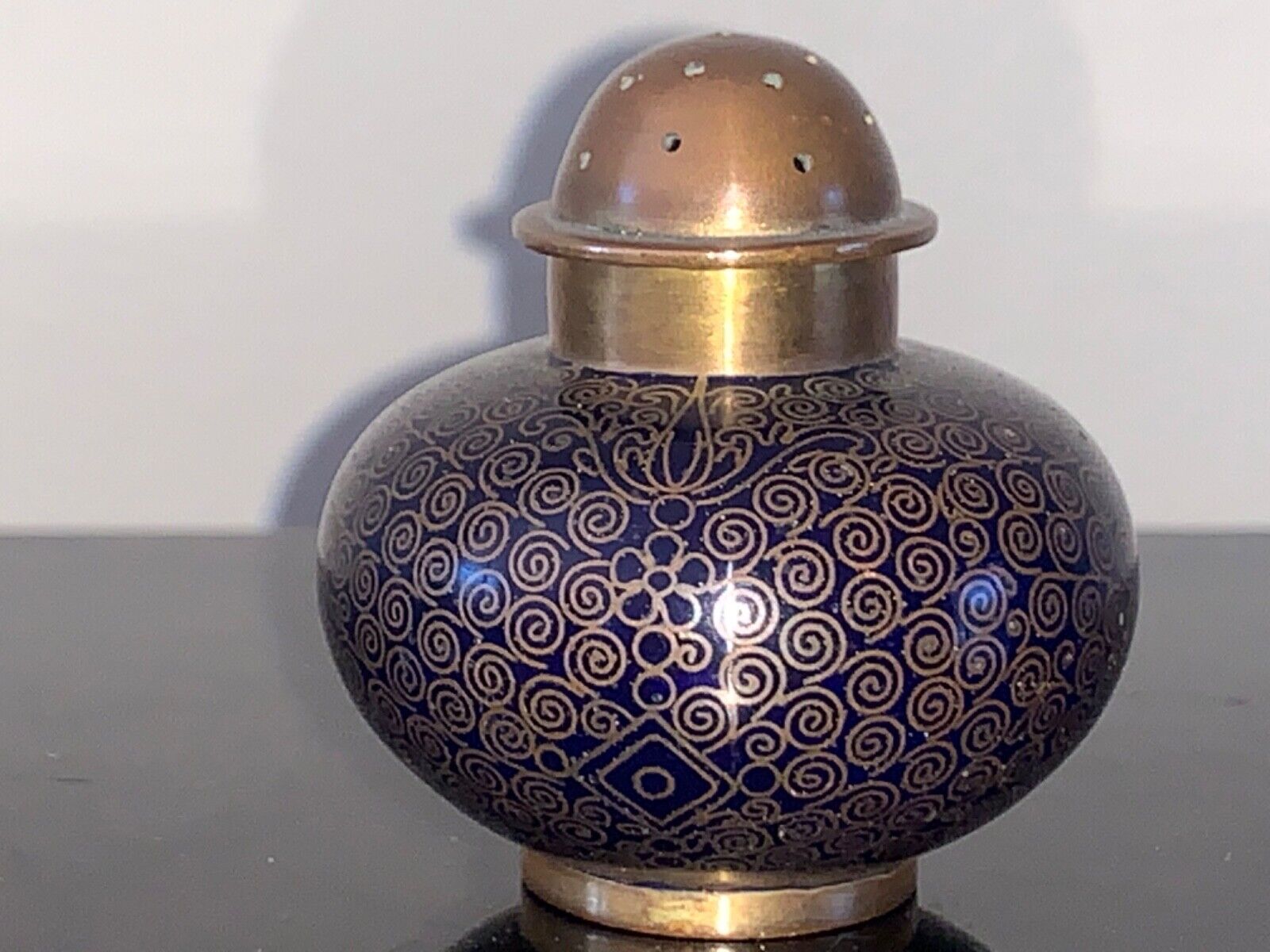 Antique Valuations: Antique vintage Japanese blue enamel cloisonné pepper pot shaker Meiji