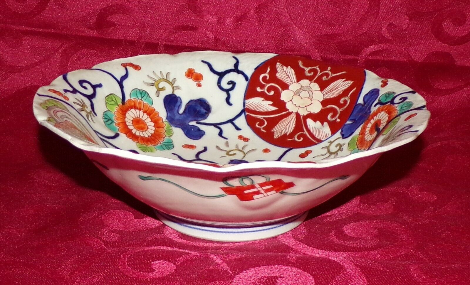 Antique Valuations: Antique Japanese Meiji Hand Painted Imari Arita 8.5" Fluted Porcelain Bowl