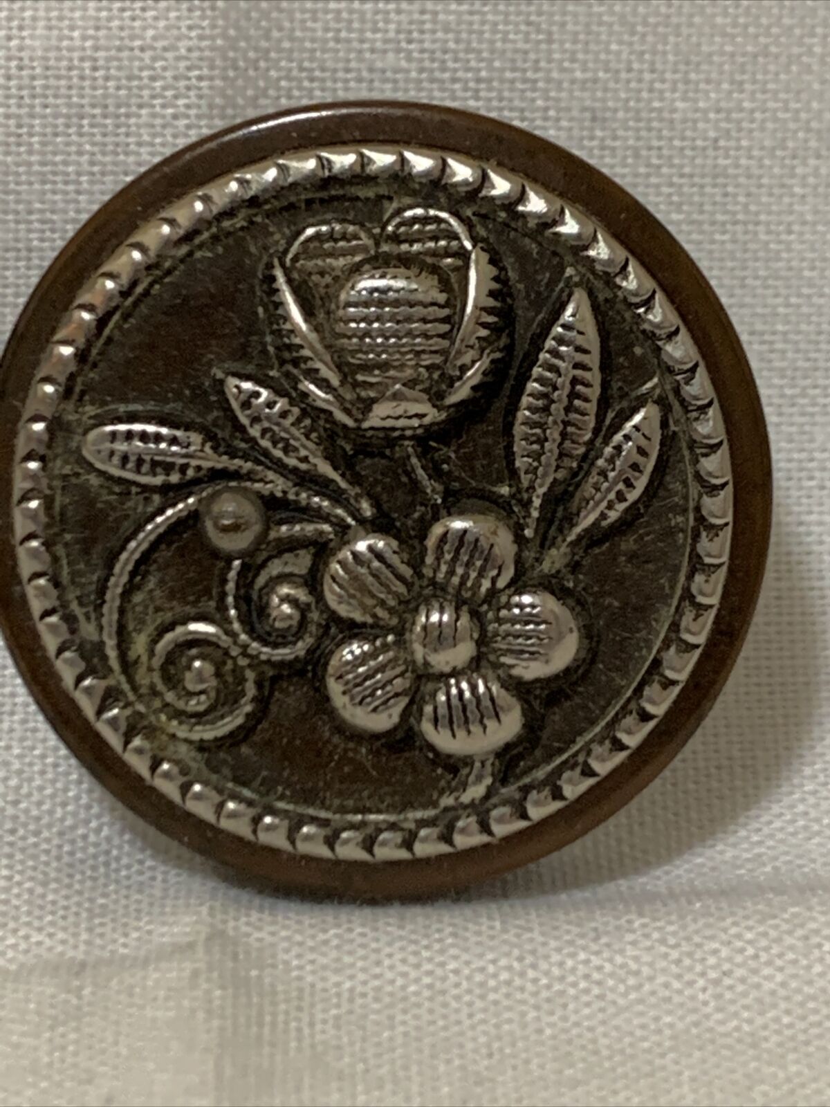 Antique Valuations: Antique￼ Bakelite Button Of Flowers