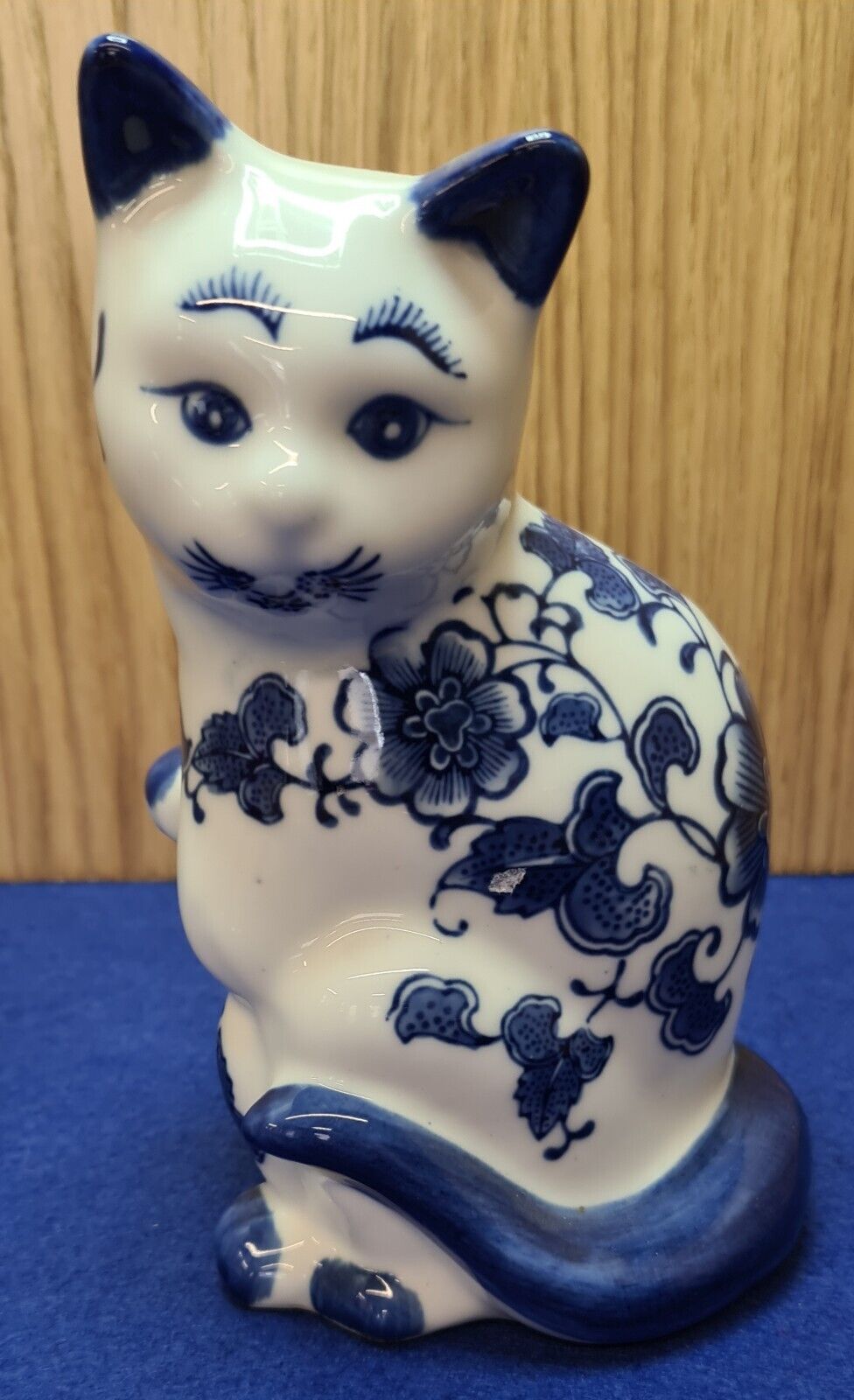 Antique Valuations: Chinese Blue & White Porcelain Cat Figure - 20cm.