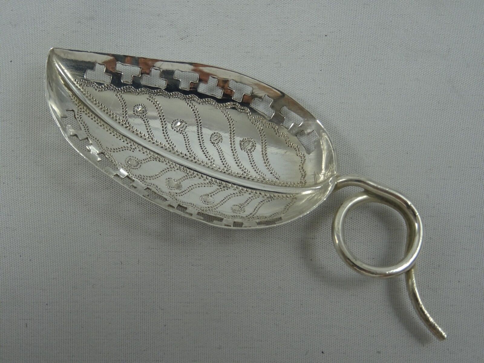Antique Valuations: PRETTY GEORGE III style sterling silver `LEAF` CADDY SPOON, 1911, 9gm