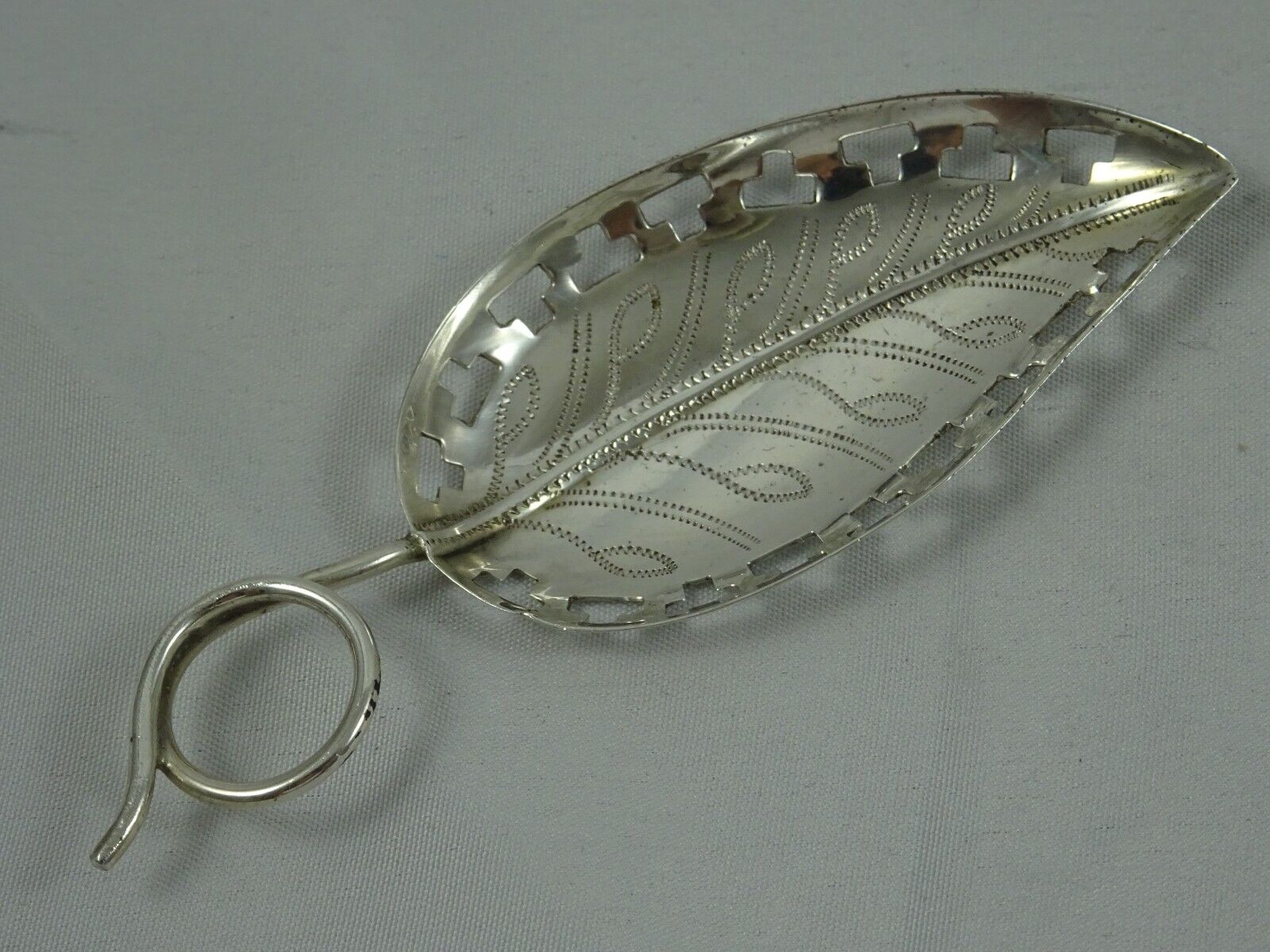 Antique Valuations: GEORGE III style sterling silver `LEAF` CADDY SPOON, 1904, 6gm