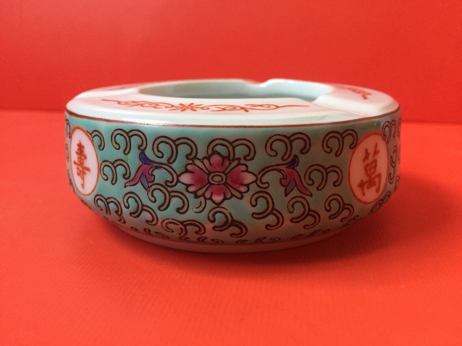 Antique Valuations: Vintage Chinese Enamelled Porcelain Ashtray