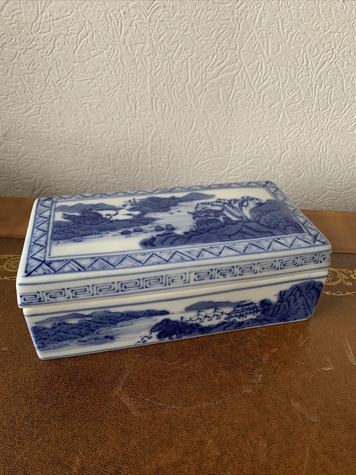 Antique Valuations: Antique Chinese Porcelain Qianlong Mark Blue White Landscape Covered Box