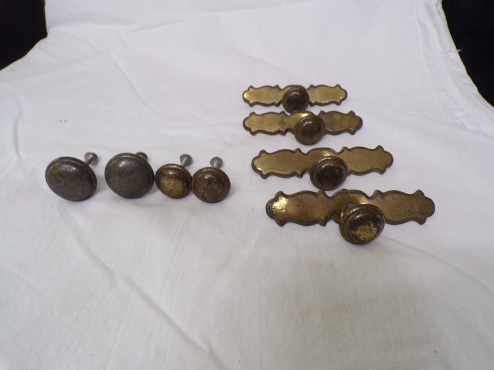 Antique Valuations: Mixed Lot of 4 BPC 20277 1/2 Drawer Pulls and 4 Knobs  Brass