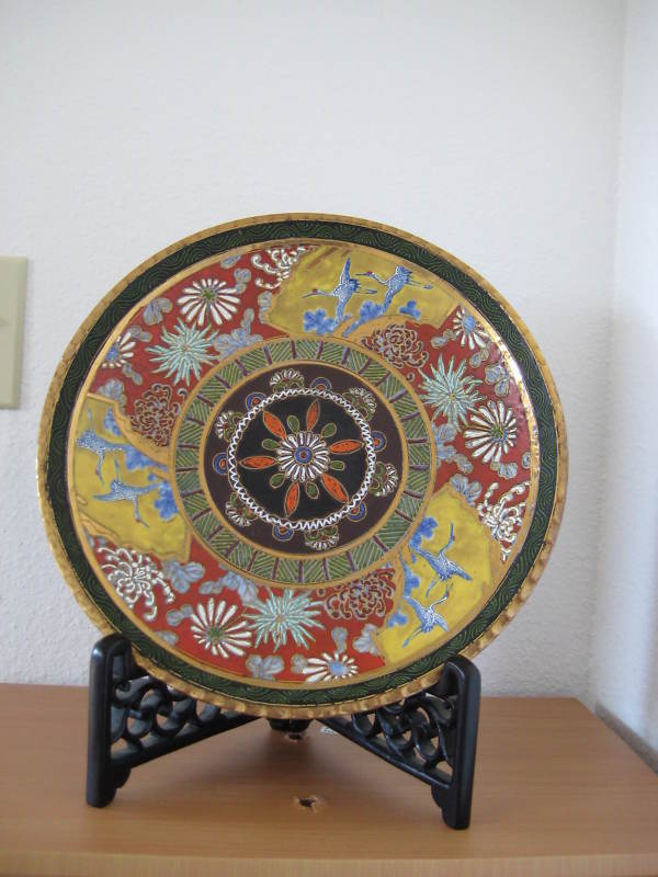 Antique Valuations: 19TH CENTURY HIRADO CHARGER WITH GOLD PAINTED BORDER